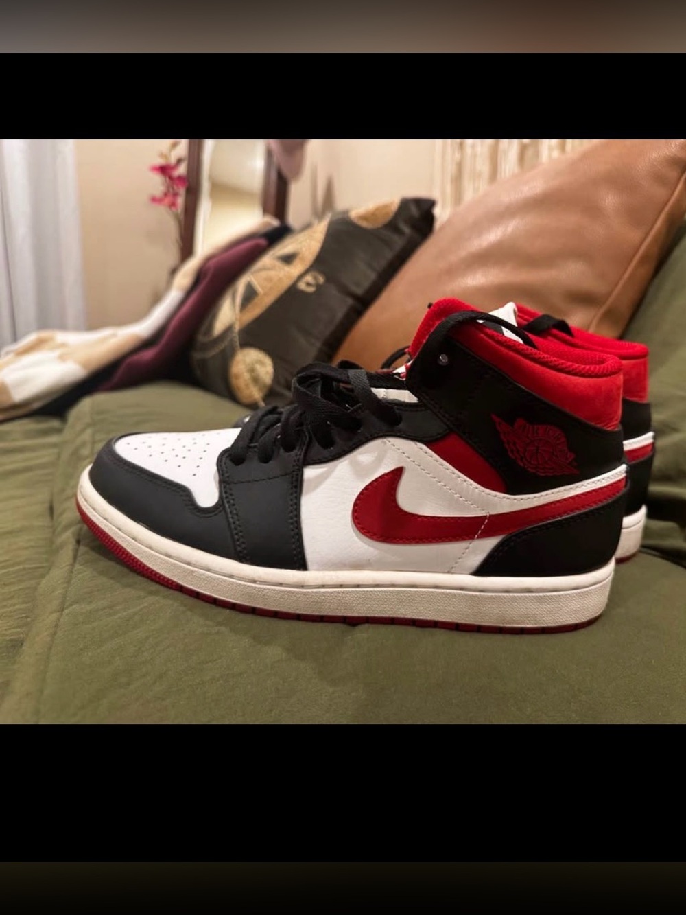 Nike Air Jordan 1 Mid.  Like new excellent condition.  Men’s size 7/Women’s 8.5